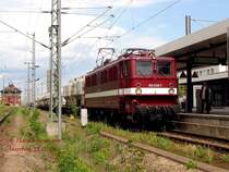 Die 109 030 der PEG, in Farben der Deutschen Reichsbahn, mit einem Zementsilozug im Bf J�terbog. Hier fand gerade ein Personalwechsel statt. 22.05.06