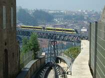 Metrozug der Linie D (gelb) am 10.05.2006 auf der Dom-Luis-Br�cke, ich wollte Metro und Standseilbahn auf ein Foto bekommen, aber die haben mir nicht den gefallen getan.