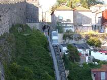 Nach der Ausweichstelle kommt die Gondel in den steilen Abschnitt, die Kabine bleibt aber waagrecht. Die obere H�lfte verl�uft bis zur Bergstation in einen Tunnel, aufgenommen am 11.05.2006