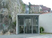 Talstation der Standseilbahn am Fu� der Dom-Luis-Br�cke in Porto mit einfahrender Gondel, aufgenommen am 11.05.2006. Der obere Teil bis zur Ausweichstelle ist flach, der untere recht steil, die Gondel bleibt waagrecht, das Fahrgestell pa�t sich der Neigung an.
