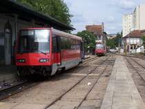 Zwei Triebwagen LRV 2000 am 12.05.2006 im Endbahnhof Vila Real. Die Strecke f�hrt in einer Stunde mit etwa Tempo 30 an sehr steilen Weinbauh�ngen durch sch�ne Landschaft herrauf, der Ort wird etwa 700 bis 800 Meter hoch liegen, ein Entgleisen des Triebwagens w�re an bestimmten Stellen keine gute Sache, aber die Gleise sind gut. 