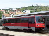 Triebwagen LRV 2000, 7019501-1 am 12.05.2006 im Bahnhof Regua, Betreiber der Schmalspurbahn ist die CP (Staatsbahn).
