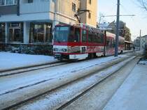 hier zu sehen ist eine Cottbusser Tram (Nr.129) der Linie 2 nach Str�bitz an der Haltestelle Stadtpromenade am 23.12.02