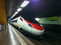 ETR 610 006 als EC 32 in Genf Flughafen. Planm�ssig verkehren die EC nur bis Genf, aufgrund des Autosalons (in der N�he des Flughafens) fahren sie jedoch bis in den Flughafen, 14.03.2012. (Handyfoto)