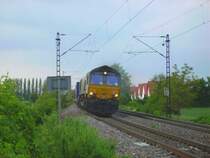 Class 66 mit Kontainerzug in der n�he von Worms.