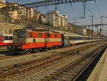 Die Re 4/4 II 11108, Swiss Express, abgestellt mit einem 5-teiligem EW I NPZ Pendel in Neuchatel, 15.03.2012. 