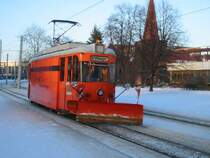 Das es in dieser Woche sehr geschneit hat in der Niederlausitz sieht man ja auf Anhieb.So musste dieser wirklich sch�ne Arbeitswagen ausr�cken und die Gleise frei machen. Cottbus (23.12.02)