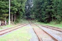 Das  Kopfst�ck  des Bahnhofs Rennsteig (vom Bahnsteig aus gesehen) im September 2005. Bis 1965 ging es, nicht an dieser Stelle, aber in diese Richtung �ber eine eigene 4,8 km normalspurige Strecke weiter bis nach Frauenwald.