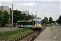 Wendedreieck -

Wagen 246 in Rückwärtsfahrt vom Ausstiegsbahnsteig zum Einstiegsbahnsteig. Diese Form des Wendens wurde hier gewählt, da die Strecke als sie 1989 in Betrieb genommen wurde, alsbald weiter verlängert werden sollte und sich der Bau einer Schleife deshalb nicht lohnte. Der Weiterbau unteblieb aber bis heute. 

24.05.2006 (M)
