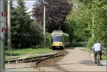 Wendedreieck - 

Wagen 246 hat in der Ausstiegshaltestelle an der der Endhaltestelle Lassallestraße seine Fahrgäste entladen und wartet auf die Fahrt zum Einstiegsbahnsteig. 

Karlsruhe, 24.05.2006 (M)