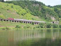 Am 22.06.05 ist 181 207 mit einem IC auf dem P�ndericher Hangviadukt an der Moselstrecke unterwegs.