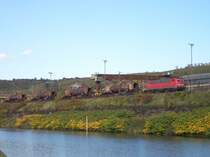 140 807 ist am 22.10.04 mit dem sog. Suppenzug, der fl�ssiges Roheisen aus dem Dillinger Hochofen nach V�lklingen transportiert, am Saarufer bei V�lklingen unterwegs. Heute werden die Leistungen von SBB Cargo mit Re421 gefahren.