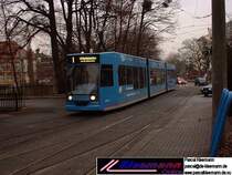 Niederflurtram Baureihe 459 bei der Vorbeifahrt am Betriebshof Kassel-Wilhelmsh�he in Richtung Bergpark.