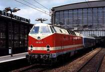 Abschied vom Interregio und des Fernverkehrs im Bahnhof Zoologischer Garten-hier 219 122 vor IR2340 nach Schiphol-NL im Juni 1994
