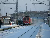 Endlich in den geheizten IC 2356 Binz-Frankfurt/Main hie� es f�r die Reisende,die am 04.Februar 2012 in Bergen/R�gen,warteten den 120 106 brachte.