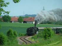 638.1301 windet sich mit dem �GEG Sonderzug 16659 (Linz-Ried-Ampflwang)dem  Hausruck-Gebirge  entgegen 25-05-2006