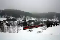 642 179 und 642 042 als RE26078  Skizug  Graslitz - Leipzig in Zwota-Zechenbach, 18.2.012. Die neuen alten Leistungen von der Sachsenmetropole ins klingende Thal stellten das erste  Highlight  des Jahres dar, wobei es �berhaupt das erste Mal war, dass sich DB Regio-642er hierher  verirrten ; vom 7. Januar bis zum 10. M�rz rollte jeden Sonnabendmorgen ein Skizug ins Vogtland und abends wieder zur�ck. Bisher wurden die Z�ge nach Adorf gefahren, heuer kehrte der Wintersportverkehr in sein angestammtes Einsatzgebiet zur�ck; eine gute Entscheidung nicht nur aus eisenbahnfotografischer Sicht und regionaler Verbundenheit, wird dies doch auch durch die Auslastung der Z�ge belegt. Erw�hnenswert ist die Abstellung in Graslitz, das Einsetzen eines tschechischen Lotsen f�r das Fahren ins Nachbarland, die Tatsache, dass in Klingenthal aufgrund gaaaaanz cleverer Bauweise gaaaaanz cleverer Baumeister im Rahmen des Abrisses des EG im Oktober letzten Jahres der Bahnsteig durch einen Zaun abgeschnitten ist und somit nur ein 642er an den Bahnsteig passt (der zweite guckt dann ein St�ck hinten raus und kann somit vom Fahrgast nicht erreicht werden) sowie das Fahren des Zuges 20823 im SEV aufgrund der Streckenbelegung durch den Wintersportzug.