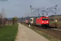 Die 185 359-7 mit einem Containerzug am 17.03.2012 bei Denzlingen.