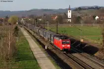 185 121-1 mit einem Norfolk-KLV Richtung S�den. Aufgenommen am 17.03.2012 bei Denzlingen.