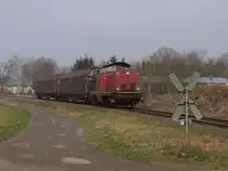 V100 “Emsland” der Emsl�ndische Eisenbahn GmbH (ehemalige 211 308-2) mit G�terzug Ocholt-Sedelsberg bei Sedelsberg am 16-3-2012.