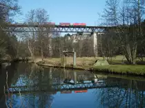Eine 185 f�hrt am 17.M�rz 2012 mit ihrem Containerzug �ber die Laaberbr�cke bei Beratzhausen Richtung Regensburg.