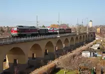Der von 232 004-2 gezogene Lokzug, mit den Museumslokomotiven 143 117, 211 049-2 und 250 250-8 des TEV Weimar, ist am 16.03.2012 auf dem Weg zur Lokausstellung des Eisenbahnmuseums Leipzig am darauffolgenden Tag.