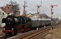 Den Abschlu� der 9.Leipziger Eisenbahntage bildete wie immer am Sonntag eine Sonderfahrt �ber die  S�dschleife . Nachdem der Zug(hier im Bild)den Bahnhof Altenburg erreicht hatte, ging es erst einmal in die dortige Brauerei zur Besichtigung und nat�rlich Verkostung. Weiter f�hrte die Tour dann �ber Ronneburg, Gera, Zeitz zur�ck nach Leipzig-Plagwitz, 18.03.2012.