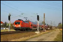 182 021-6 zieht einen Zug der S-1 nach Bad Schandau Richtung Coswig vorbei an den Einfahrsignalen von Neus�rnewitz. (20.03.2012)