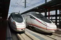 Hier links 114 614-1 als A8119 von Madrid Chamartin nach Valladolid Campo Grande und rechts 114 611-7 als A8158 von Valladolid Campo Grande nach Madrid Chamartin, diese beiden Triebz�ge standen am 10.3.2012 in Madrid Chamartin.
