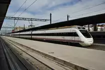 Hier 120 358-7 und 120 357-9 als A4087 von Madrid Chamartin nach Hendaye, bei der Ausfahrt am 10.3.2012 aus Madrid Chamartin.
