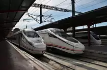 Hier links 114 614-1 als A8119 von Madrid Chamartin nach Valladolid Campo Grande, in der Mitte 114 611-7 als A8158 von Valladolid Campo Grande nach Madrid Chamartin und rechts 120 659-8 als A4087 von Bilbao-Abando nach Madrid Chamartin, diese drei Triebz�ge standen am 10.3.2012 in Madrid Chamartin.