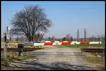 An einem Feldweg zwischen Mei�en und Neus�rnewitz ist diese Anrufschranke des Typs eAs-63b zu finden. Sie wird vom Fahrdienstleiter in Neus�rnewitz gesteuert. (20.03.2012)