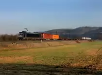 Die 185 563 mit einem Containerzug am 17.03.2012 unterwegs bei Himmelstadt.