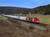 Die 156 002 mit einem Zementzug am 17.03.2012 unterwegs bei Harrbach.