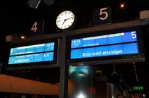 In wenigen Minuten wird hier der legend�re Zug 'TEE-Rheingold' im K�lner HBF eintreffen. Der Zug f�hrt an diesem Sonntag dem 18.03.2011 unter der Nummer 2417.
Von Flensburg kommend nach K�ln passiert er mehrer Haltestelle die �berwiegend in Schleswig-Holstein, Niedersachsen und Nordrhein-Westfalen liegen.