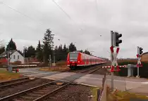 Sonntagmittag kurz nach 12:00 Uhr kommt hier der 425 028-8 als RE 8 gen Koblenz bei Gubberath am B� F�rther Hecke daher gefahren. 18.3.2012