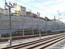 Metrozug Linie A, B oder C f�hrt am 10.05.2006 von Campanha zur Endstation Estadio do Dragao, aufgenommen vom CP-Hauptbahnhof Campanha, im Vordergrund CP-Ausfahrgleise in n�rdliche Richtung.
