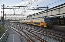 Ein doppel VIRM 8700 (12x) ist mit |IC 2250 unterwegs nach Amsterdam, hier bei Einfahrt von Bf Haarlem am 20 marz 2012.