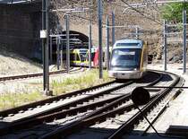 Expresszug der Line B (rot) Povoa de Varzim - Estadio de Dragao, mit 40,2 Kilometer die l�ngste Linie, f�hrt in die Umsteigestation zur Linie D, Trindade ein. Die Expressz�ge fahren nur auf dieser Linie, halten in Porto an jeder Haltestelle, aber im Au�enbereich nur an 2 Haltestellen. Wie es hier 1988 aussah, kann man auf einen Photo unter Portugal / Schmalspurbahnen / Sonstige sehen, die Aufnahme wurde in der Gegenrichtung von �ber dem Tunnel gemacht.