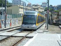 Metrozug der Linie C (gr�n) aus Ismai hat am 10.05.2006 die Station Lapa verlassen und f�hrt auf der fr�heren Schmalspurtrasse nach Trindade und von dort als U-Bahn nach Campanha und  oben  zur Endstation Estadio do Dragao.