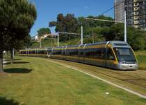 Doppelzug der Linie A (blau) f�hrt vom Abstellgleis am 10.05.2006 in die Endstation Senhor de Matosinhos ein.