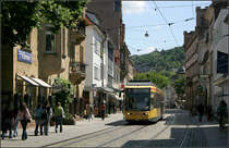 In der Fußgängerzone -

Die Straßenbahnlinien 1 und 8 durchfahren in Karlsruhe-Durlach die Fußgängerzone. Hier östlich der Haltestelle Friedrichschule.  

24.5.2006 (M)