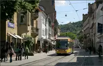 In der Fußgängerzone -

Die Straßenbahnlinien 1 und 8 durchfahren in Karlsruhe-Durlach die Fußgängerzone. Hier östlich der Haltestelle Friedrichschule.  

24.5.2006 (M)