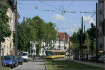 Auf neuer Strecke durch Durlach -

Ein fünfteiliger Niederflur-Straßenbahnwagen an der Haltestelle Killisfeldstraße im Karlsruher Stadtteil Durlach auf der 2004 eröffneten Strecke nach Wolfartsweier. Sehr schön eingefügte Straßenbahntrasse! 

24.05.2006 (M)