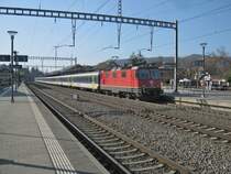 Ersatz IC 579 bei Durchfahrt in Sissach. Als Ersatzzug diente ein S-Bahn Z�rich Einschalt-Pendel, bestehend aus einem BDt EWII, 50 85 82-33 939-8, 5 B EWI NPZ, AB EWII NPZ, 2 A EWI NPZ und der Re 4/4 II 11206, 21.03.2012. 