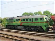 Am 07.05.2006 stand 220 509 (bzw. V200 009) an der Spitze eines Bauzugs in Karlsruhe Hbf. Die Lok ist bei der LEG eingestellt.