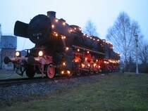 Auf einem Betonsockel steht die festlich geschm�ckte 52-5679 als Technisches Denkmal im unteren Falkenberger Bahnhof.Sie wahr bis in die 90er Jahre noch im aktiven Einsatz im BW Falkenberg/Elster,doch als die Fahrleitung kam machte sie als letzte noch aktive Dampflok das Licht im BW aus. (Auszug von der Erinnerungtafel)