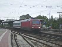 101 063 �berf�hrt einen Wagen durch Weinheim.