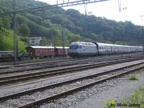 Die Re 460 107 ''SF'' schob am 25.5.06 einen IC nach Chur durch Ziegelbr�cke.