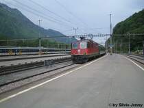 Die Re 4/4'' 11229 fuhr am 25.5.06 in mit dem IR 767 nach Chur in Ziegelbr�cke ein.